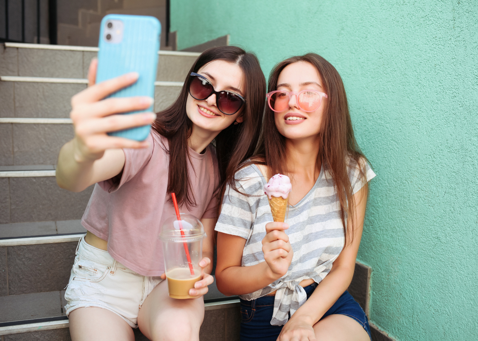 best friends makes selfie. gen z girls. make post on social